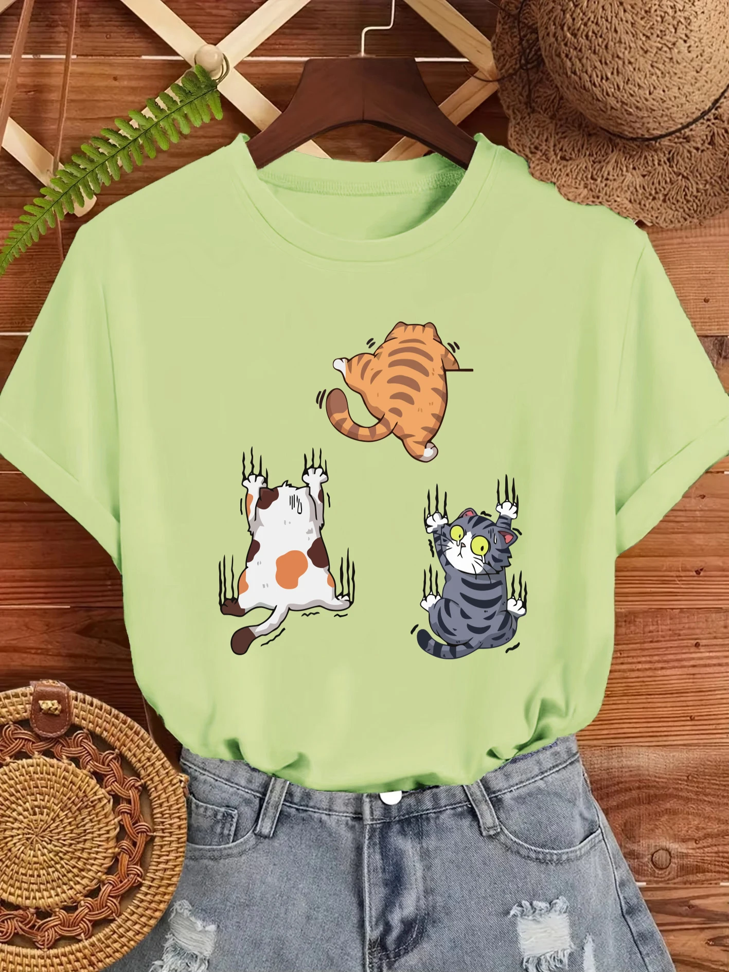 

Three Cats Climbing Upwards And Escaping Print Y2K Women T-Shirts Cotton All-Match T Shirt Trendy Street Top O-Neck Soft Clothes