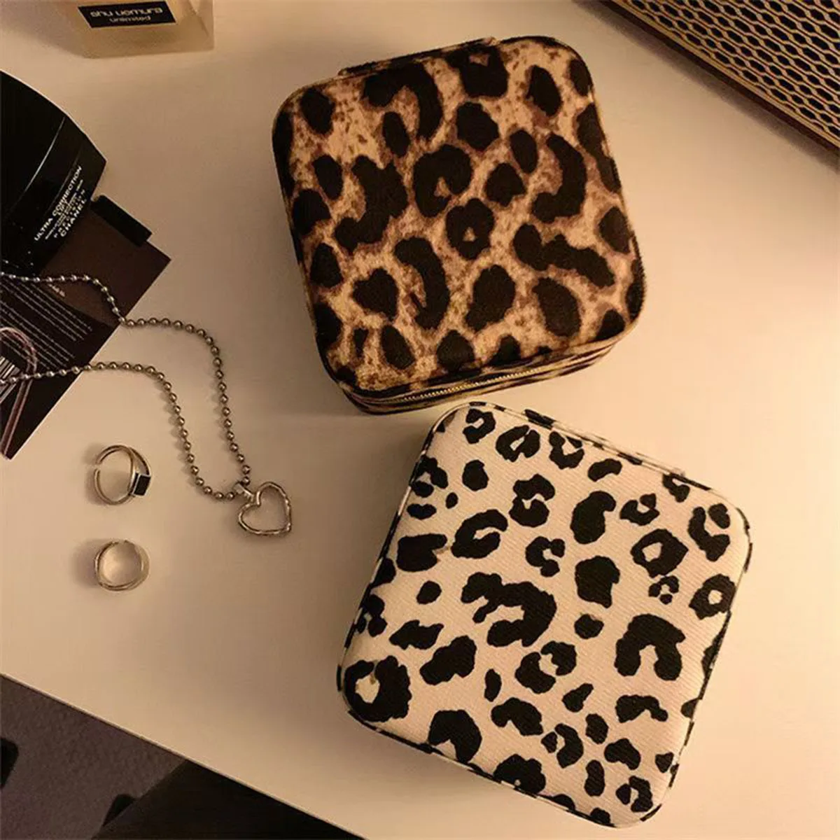 Almacenamiento de joyería moderno y fresco con estampado de leopardo, caja de accesorios para collar y pendientes de dos tonos estilo niña picante