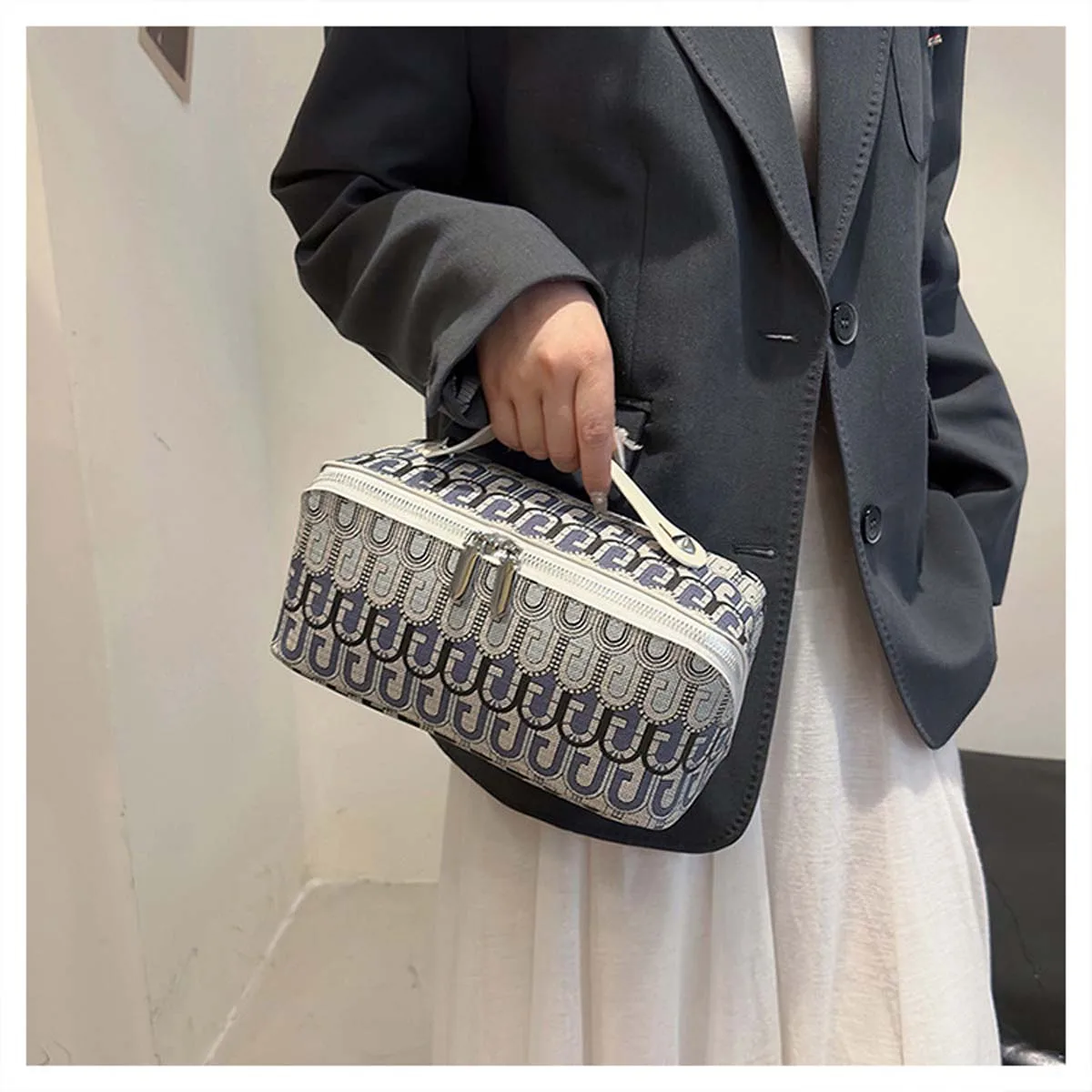 New fashionable cosmetic bag travel portable and versatile storage bag large-capacity high-end retro printed toiletries bag