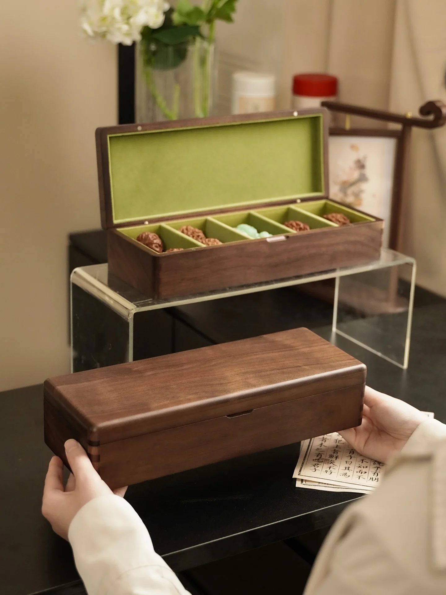 

Винтажная шкатулка ручной работы из орехового дерева в ретро-стиле для хранения изделий из нефрита, настольный органайзер, разделенная коробка в винтажном стиле
