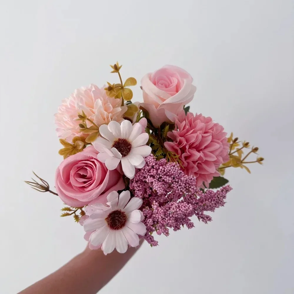 1 künstlicher Rosenstrauß (ohne Blumenkorb), handgehaltener Blumenkranz, Simulationsblume, Gänseblümchen, Hochzeitsdekorationsstrauß – Detail 4