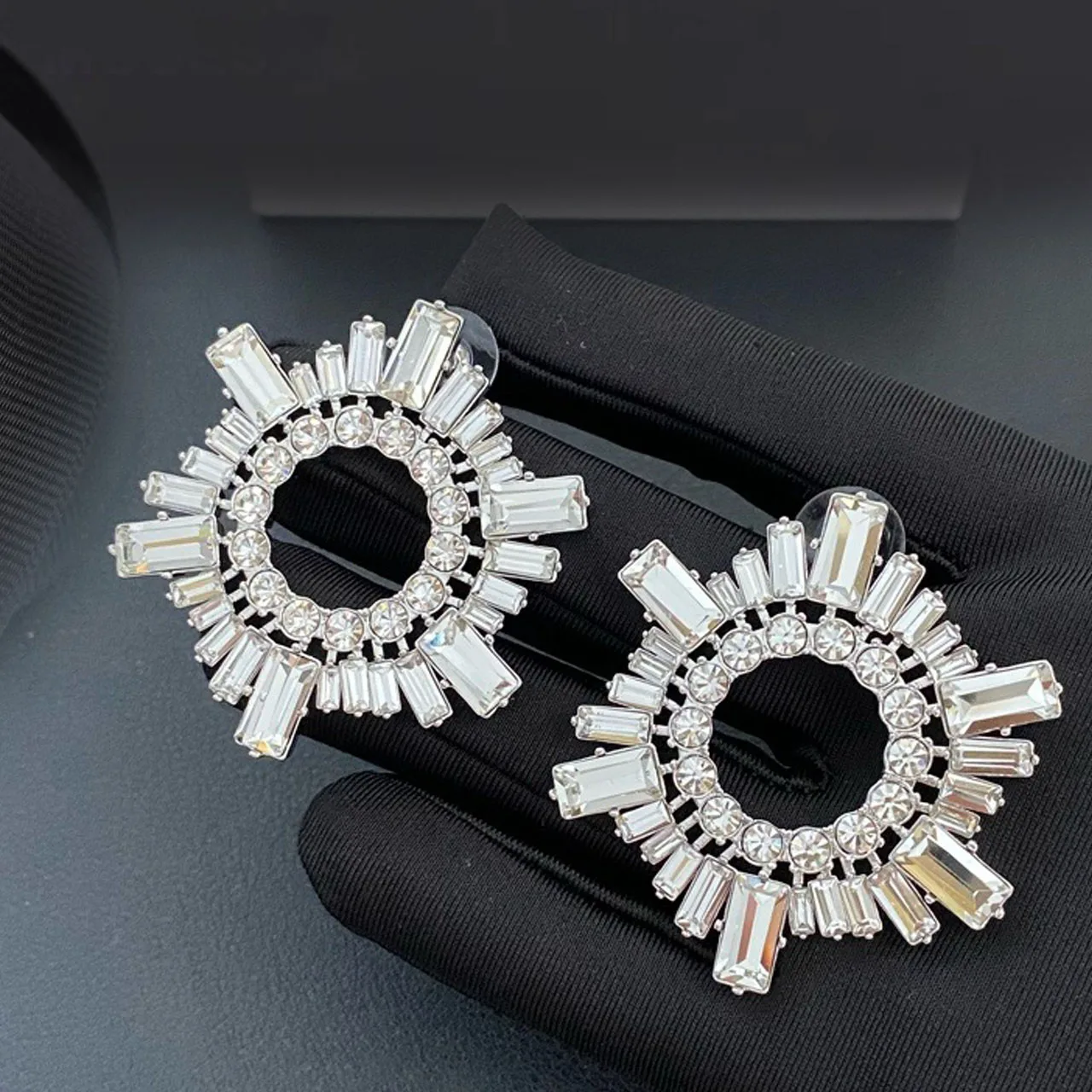 New Jewelry & Accessories Classic Style White And Black Crystal Snowflake Shaped Earrings For Women's Parties & Gifts