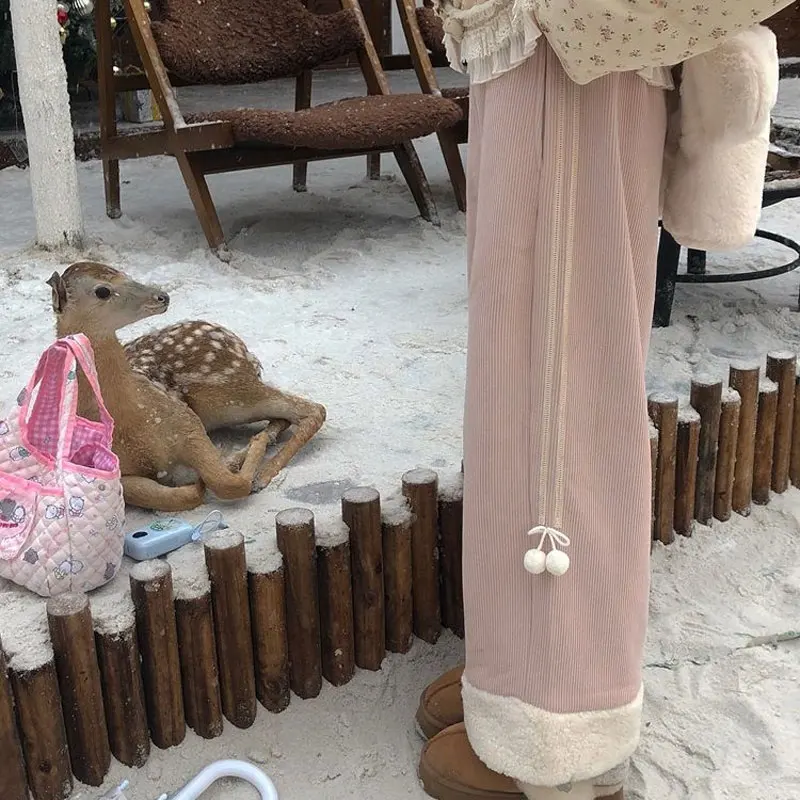 กางเกงขายาวผ้ากำมะหยี่สีชมพูหวานน่ารักสำหรับผู้หญิง แต่งขนปุยเล็กๆ ปลายขาจั๊ม  ใส่ได้ทั้งฤดูใบไม้ร่วงและฤดูหนาว ดีไซน์เก๋ไก๋ ตัดต่อผ้าอย่างมีสไตล์ ให้ความอบอุ่น สวมใส่สบาย