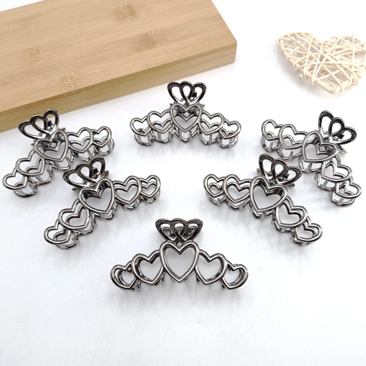 2/4/6 قطعة Y2K مشبك شعر كبير على شكل قلب معدني فضي مع تصميم بسيط ومشبك قرش عالي الجودة في الجزء الخلفي من ملحقات الرأس