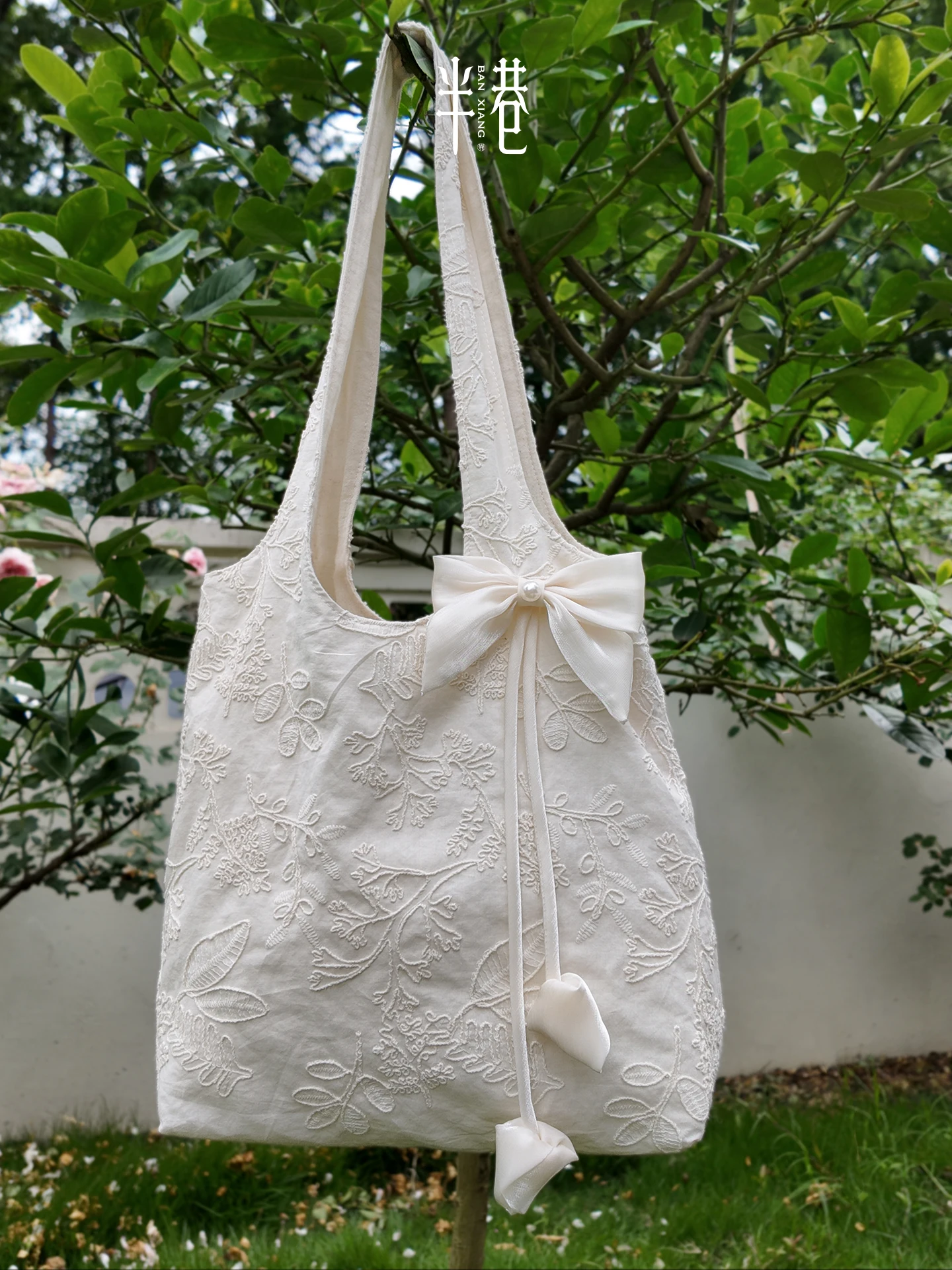オリジナルミルクアプリコットシングルショルダーバッグ刺繍入り芸術的な若者向け多用途フレッシュバタフライノットライトカラー毎日の通勤布バッグ