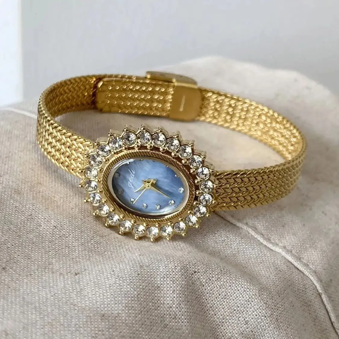 

Роскошные женские часы с золотым корпусом, бриллиантовым безелем, перламутровым циферблатом, сетчатым браслетом из нержавеющей стали, элегантные кварцевые наручные часы для повседневной носки и вечеринок