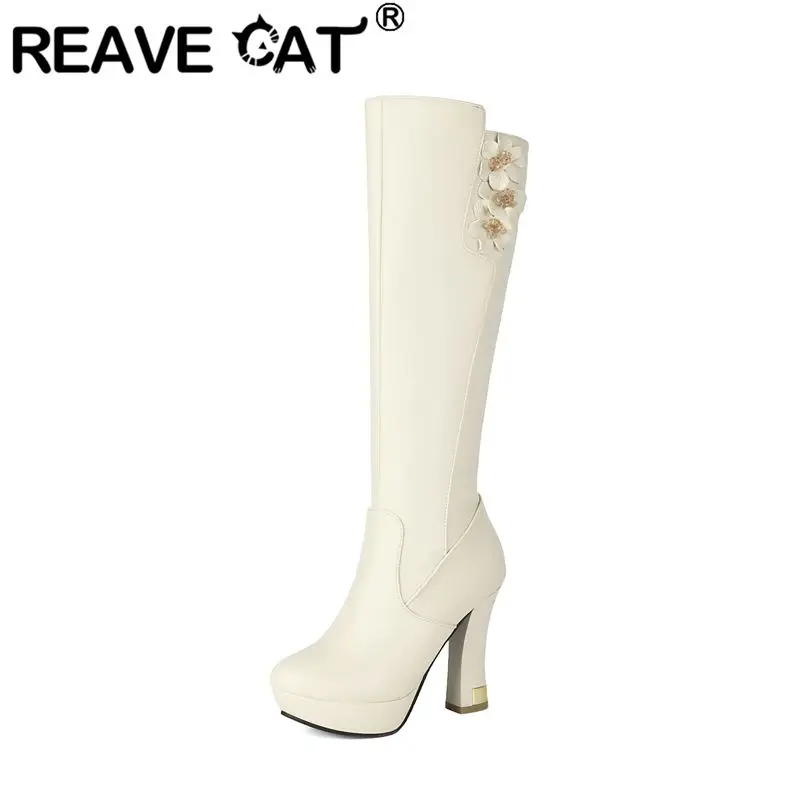 

REAVE CAT 2025 пикантные женские сапоги до колена для свиданий с круглым носком на блочном каблуке 10,5 см на платформе 2,5 см на молнии с цветком плюс размер 41 42 43 32