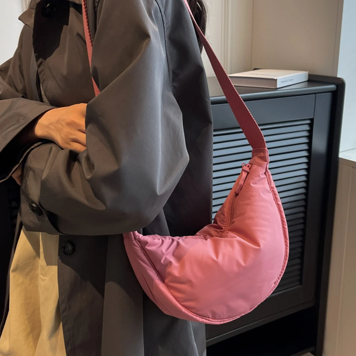 Neue, schlichte, wasserdichte Umhängetasche für Damen, tragbare Tasche zum Tragen unter dem Arm, geräumige, lässige Schultertasche für Herren, leichte Reisetasche aus Canvas zum Einkaufen und Wandern. – Detail 12