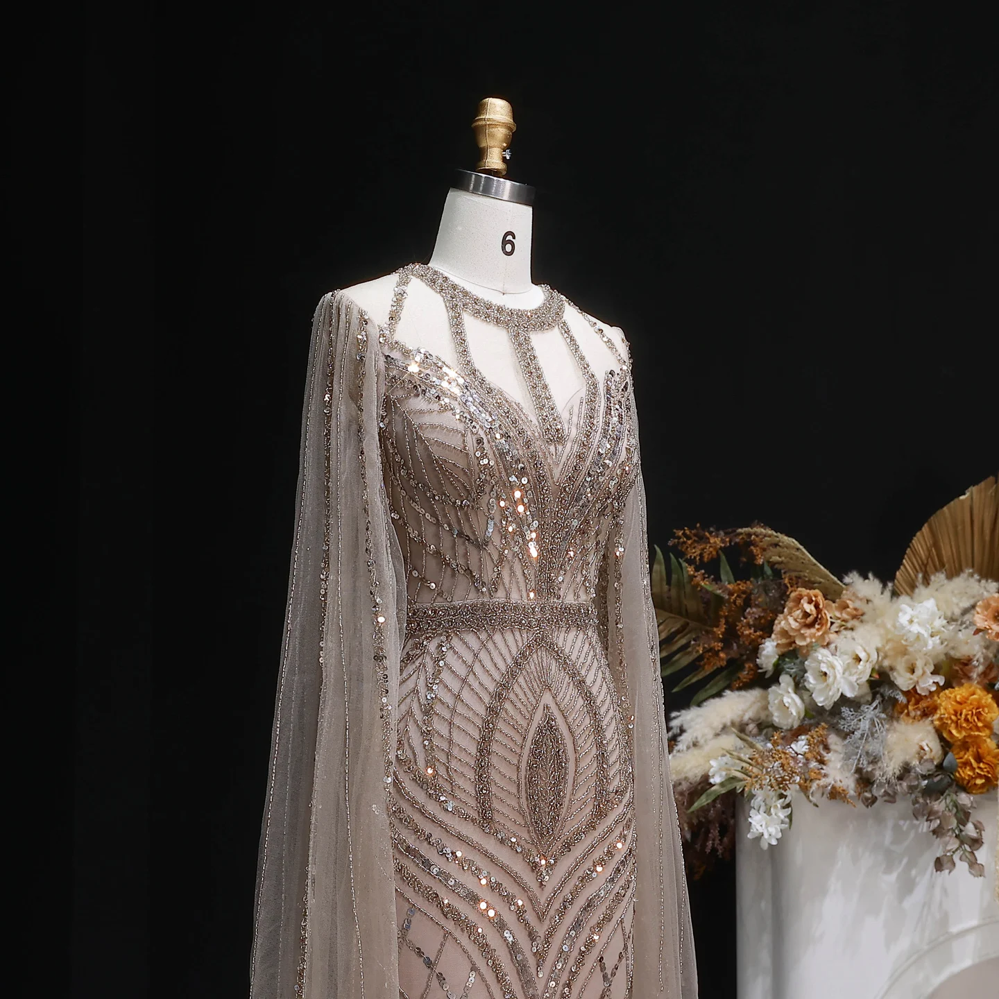 Sharon Said Luxuriöses Rosa O-Ausschnitt Etuikleid mit Cape-Ärmeln, Paillettenbesetztes Abendkleid für Damen SS126 Maßanfertigung – Detail 13