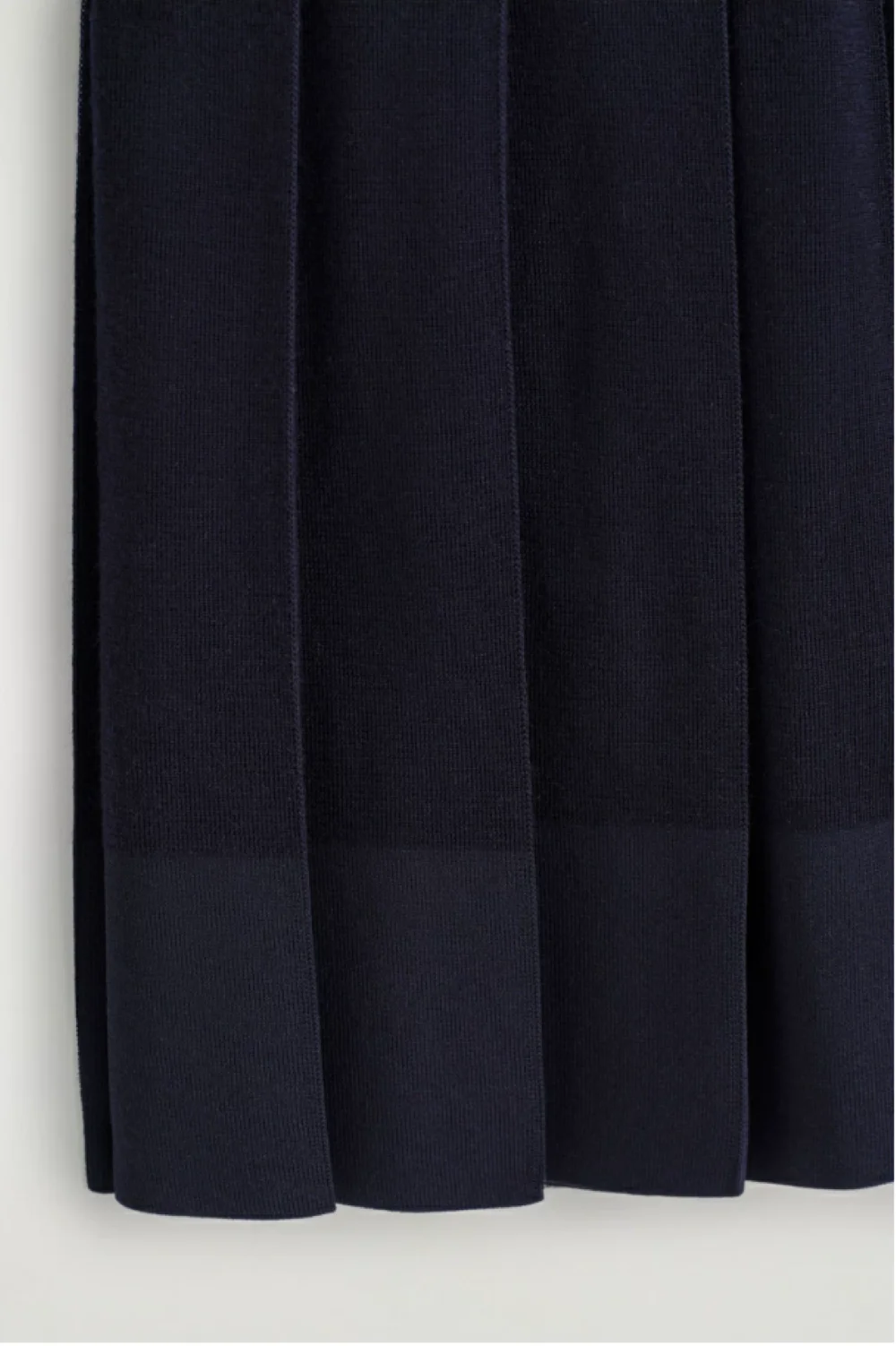XIMIAN APPAREL 2026 YAZHIMEI Herbstkollektion: Neuer Stil für Damen – Lässiger Standard-Stil, dunkelblauer Wollmisch-Strickrock. – Detail 6