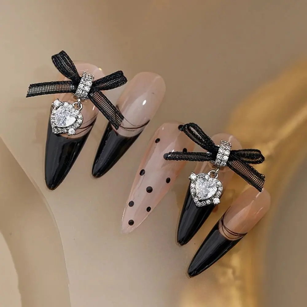 1 個マニキュア装飾品ジルコンネイルアートアクセサリーオーガンザリボン絶妙なハートジルコンペンダントネイルチャーム光沢のある金属