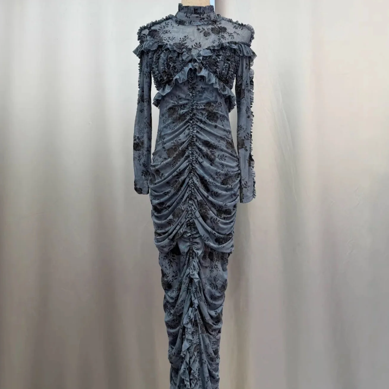 Elegante grijze fluwelen jurk met bloemenprint - hoge hals, gerimpelde bodycon, asymmetrische geruite split-avondjurk