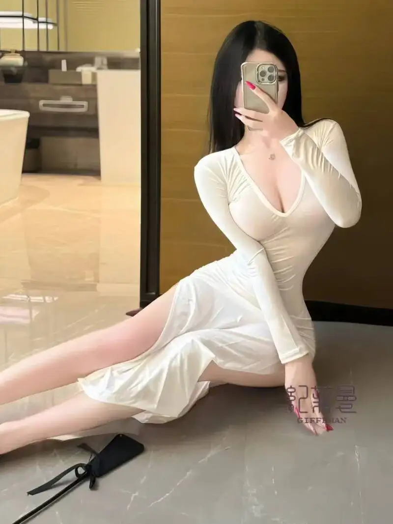 肌に溶けこむようなフィット感、深Vとハイサイドスリットのロングドレス