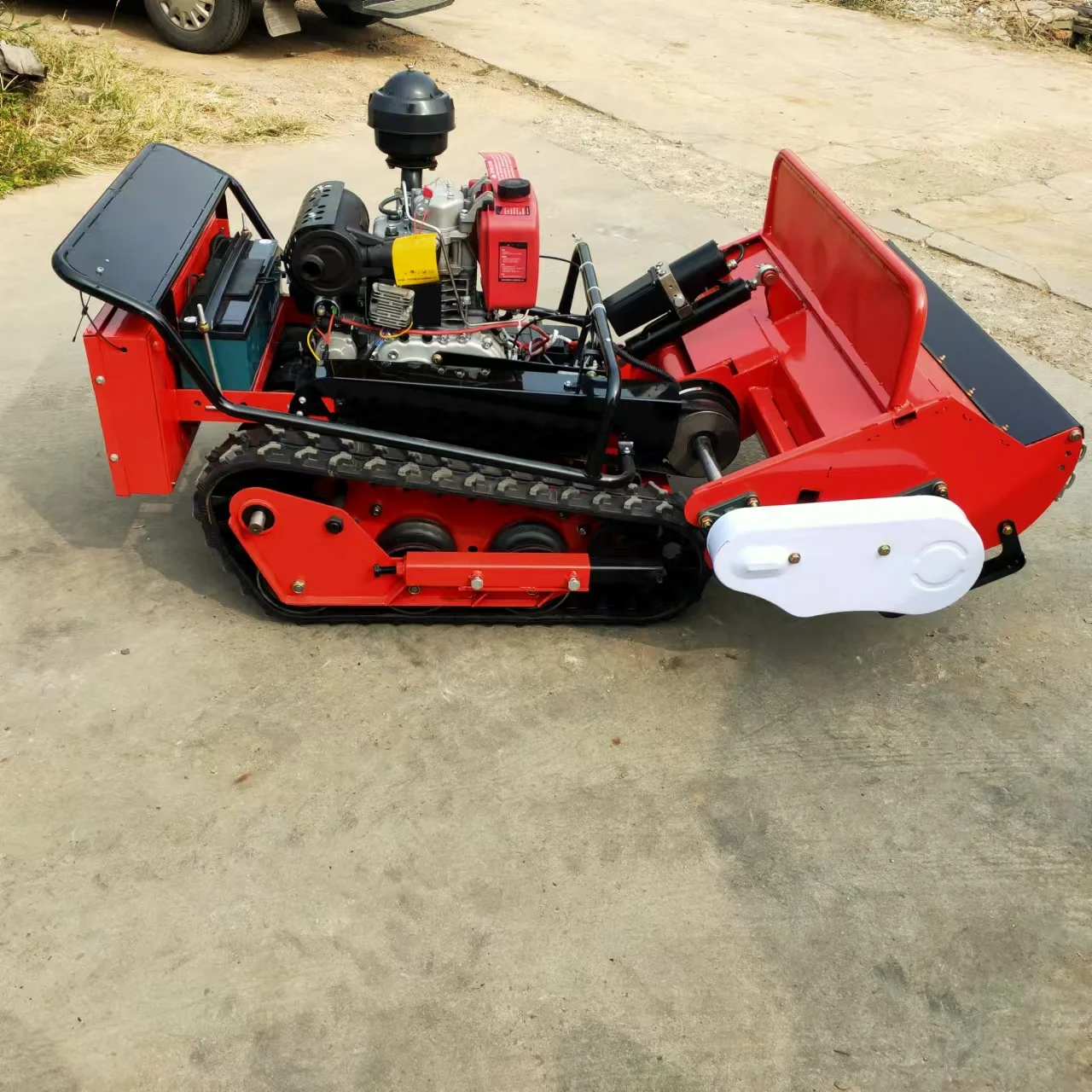 تخصيص بالجملة البنزين جزازة العشب الديزل لمزرعة بستان السد الصناعية 800 و 1000 مللي متر جزازة الكتف التحكم عن بعد جزازة العشب