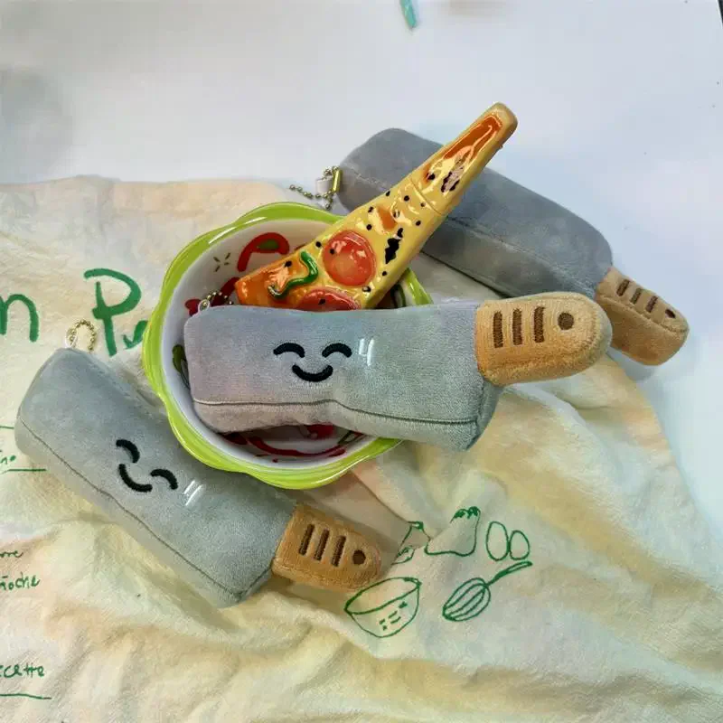 1/2PCS Llavero de peluche con forma de cuchillo largo, lindo y divertido, colgante de muñeco de peluche creativo para mochila, dijes para bolso, regalos para niños