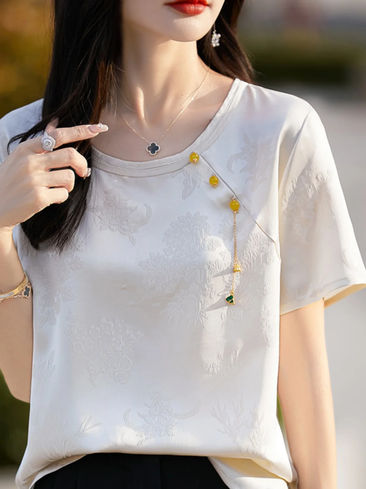 

Ele Silk Satin ort Sve T-irt Women's Loose Top Summer Thin Faionable Embroidery f Sve round Ne ort Length