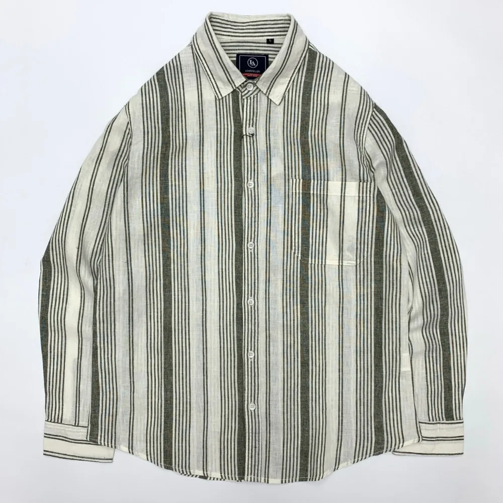 Uma camisa masculina solta e casual japonesa retrô de manga comprida com algodão e linho listrado colorido