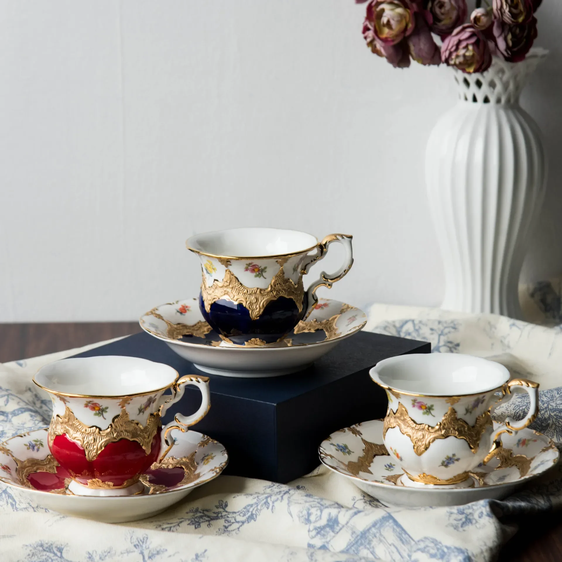 

European Porcelain Palace Style Gilt Bone China Coffee Cup Saucer Exquisite Luxury Afternoon Tea Cup with Saucer tazas plegables