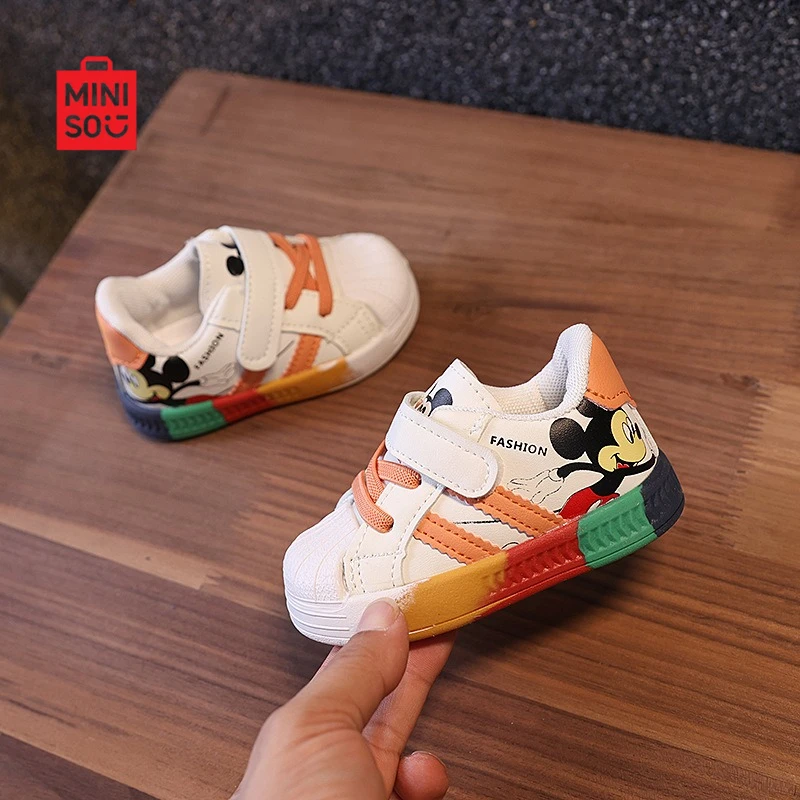 أحذية رياضية للأطفال من Miniso 2025 من عمر 1-3 سنوات، نعل ناعم مسامي للجنسين غير قابل للانزلاق باللون الأبيض للأطفال الصغار