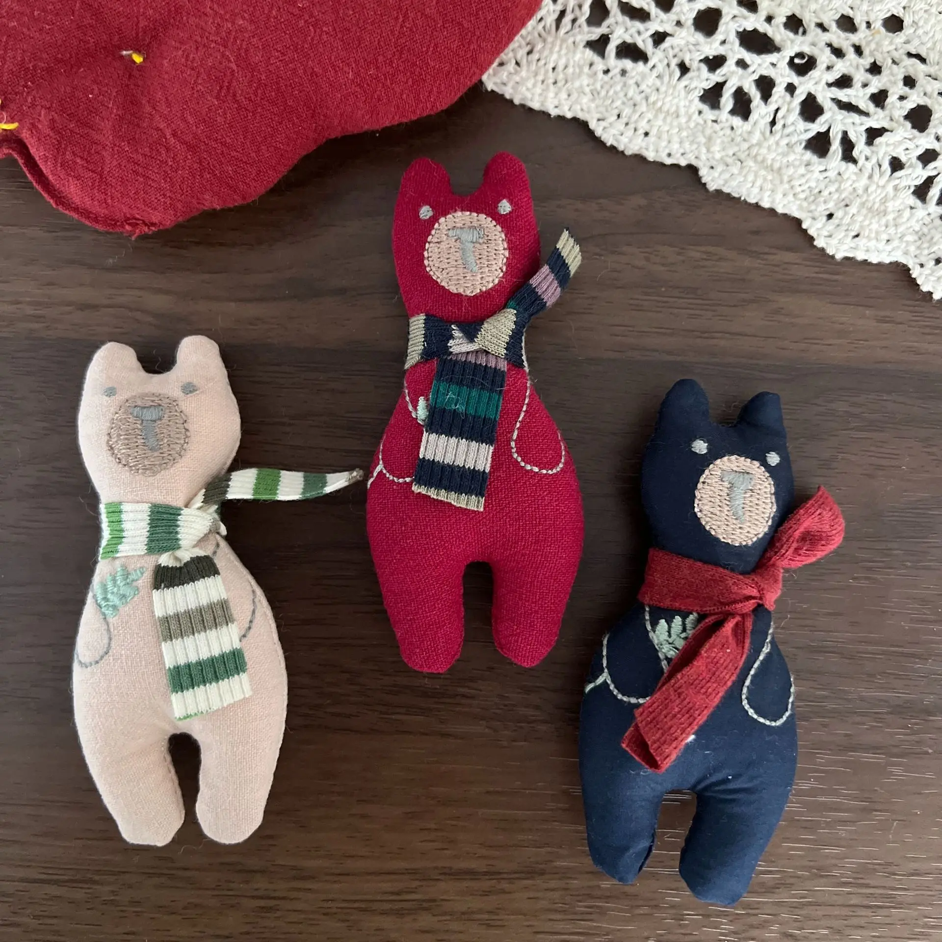 Brooch Pin DIY Accessory Retro Bear Doll Cotton Linen Fabric Embroidered for Scarf Hat Bag Clothing Decoration Lightweight