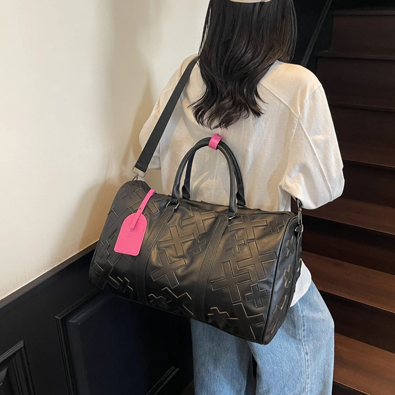 حقائب سفر عصرية رائعة للغاية ومبتكرة من البولي يوريثان ذات سعة كبيرة، حقائب كتف فاخرة ذات جودة عالية للنساء جديدة 2025