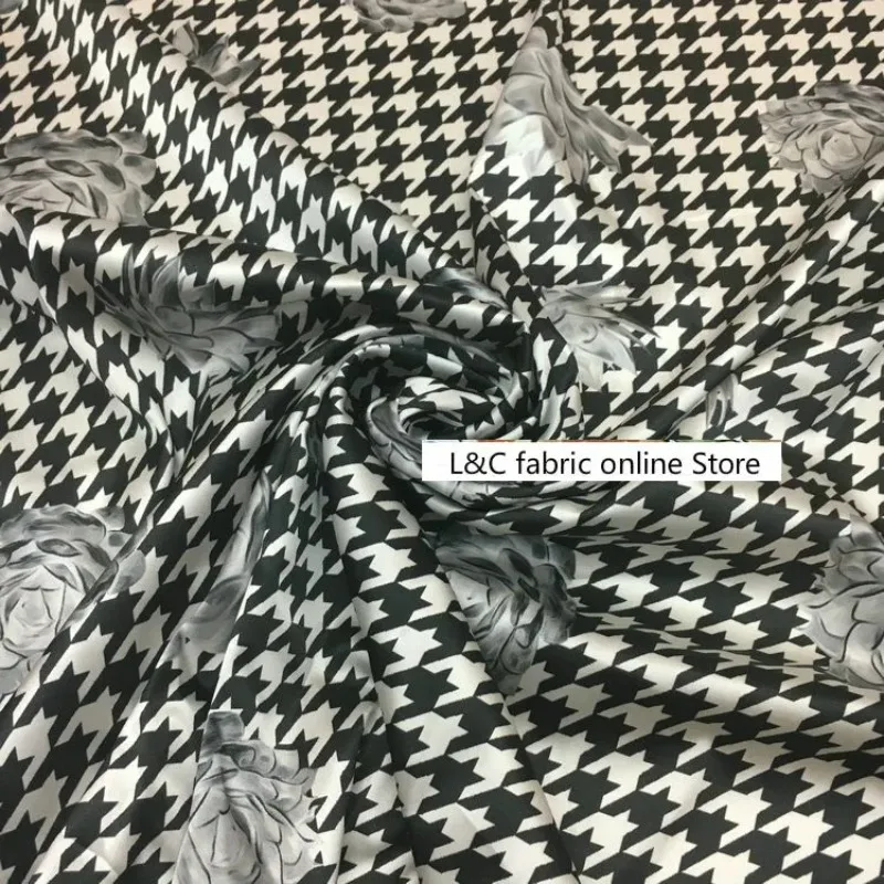 Black and White Houndstooth Fleshy Printed Silkworm Silk Cheongsam Cloth 19 Mm Heavyweight Silk Stretch Satin Fabric for Dress