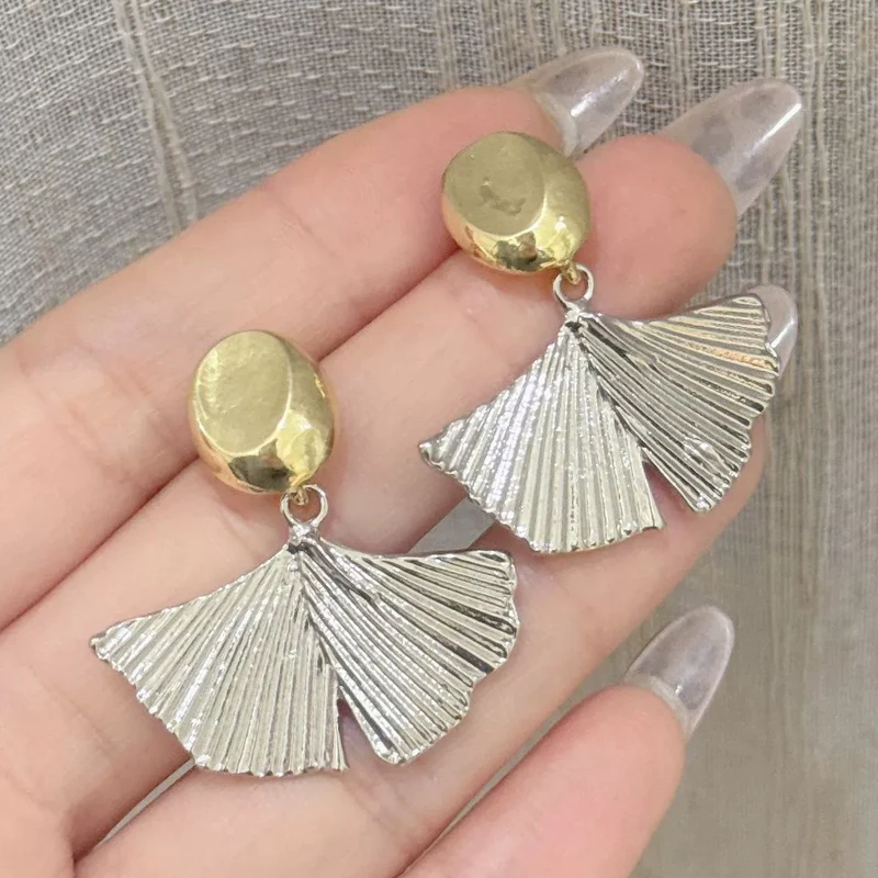 Contrast Color Metal Ginkgo Biloba Leaf Dangle Earrings for Women Irregular Geometry Oval Drop Earrings Jewelry Christmas Gift