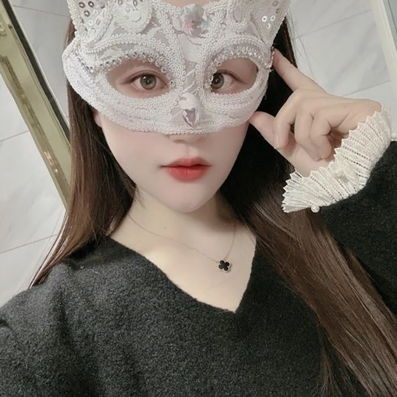 Masques de mascarade de luxe pour femmes, chat Sexy, avec strass, Style venise, demi-visage, masque boule, dentelle Sexy, Halloween Cosplay, noir et blanc