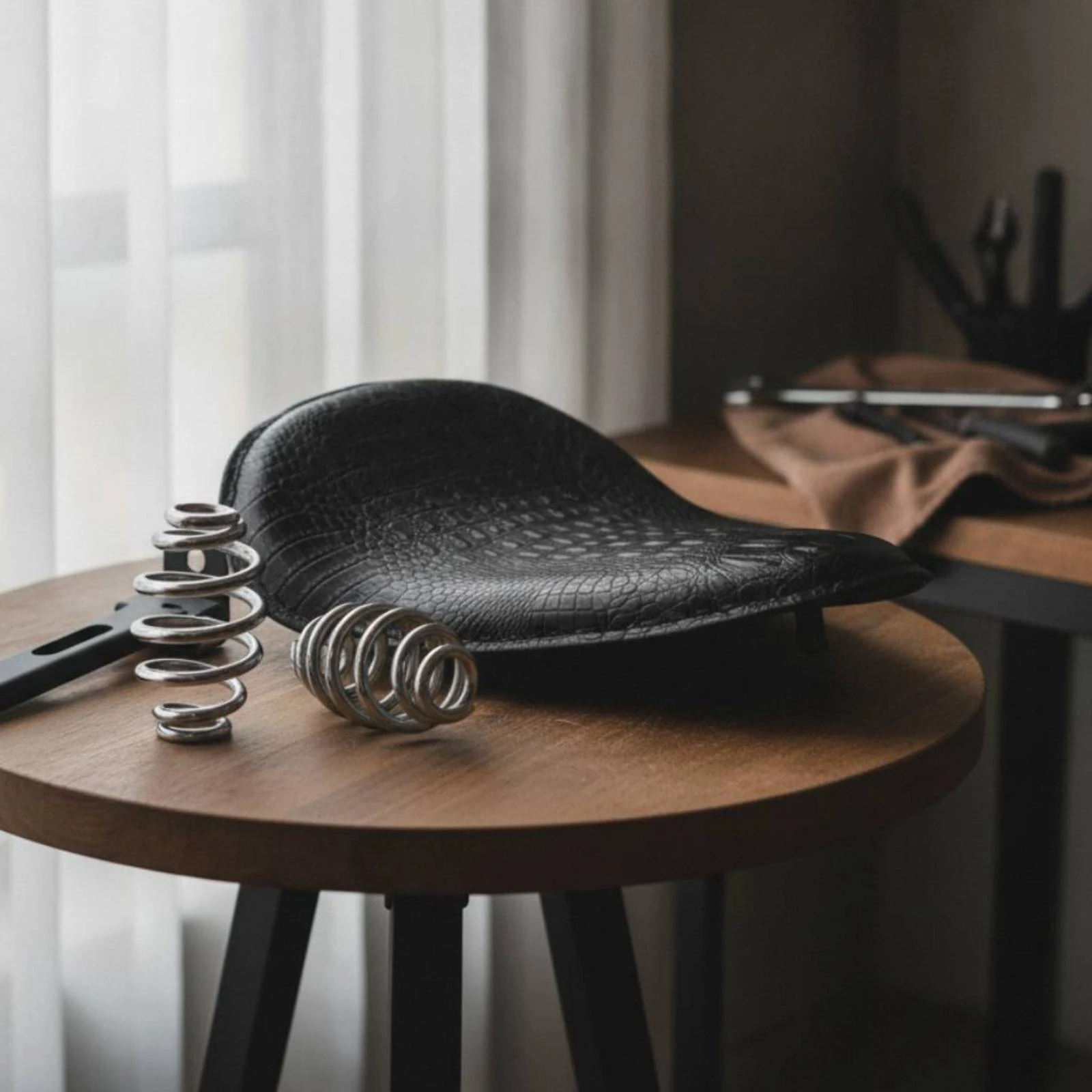Solo Seat with Mounting Bracket Crocodile Embossed Solo Seat with Bracket Custom Comfortable for Riders