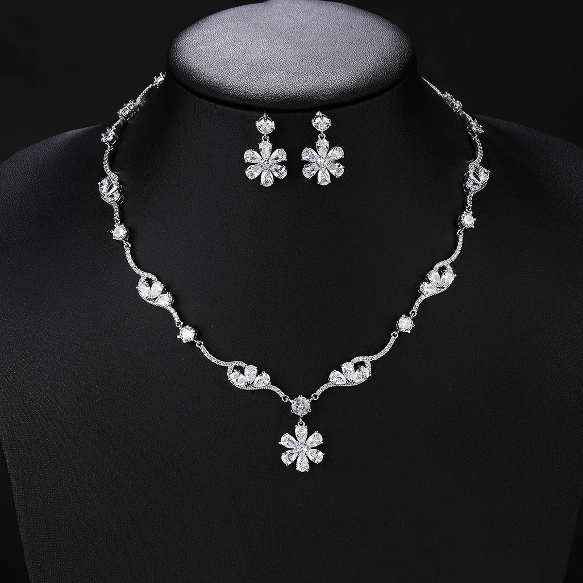 

Bridal Jewelry Crystal Cubic Zirconia Flower Necklace and Earring Set, Suitable For Wedding Dinner, Girlfriend Gift, CN10417