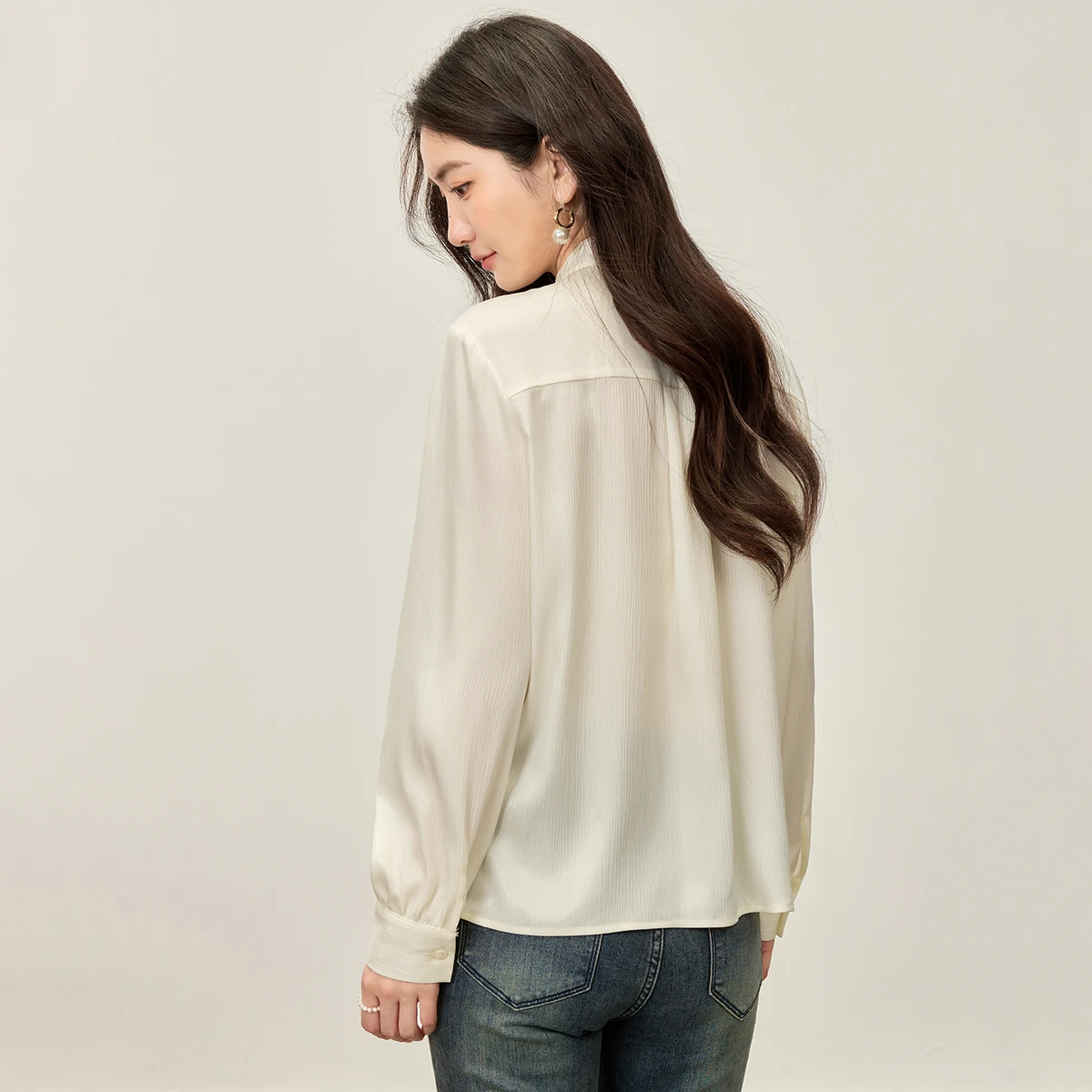 SENTUBILA dames satijnen textuur chiffon shirt 2025, herfst enkele rij knopen, elegant kantoor commuter blouse met lange mouwen 153CF2412