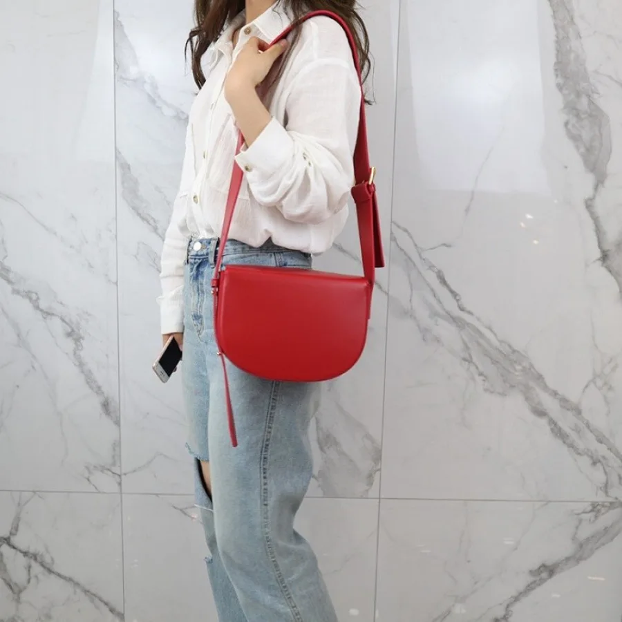 

Нишевый дизайн, полукруглая седельная сумка с широким плечевым ремнем, маленькая сумка влиятеля 2025 дюймов, минималистичные сумки через плечо на одно плечо