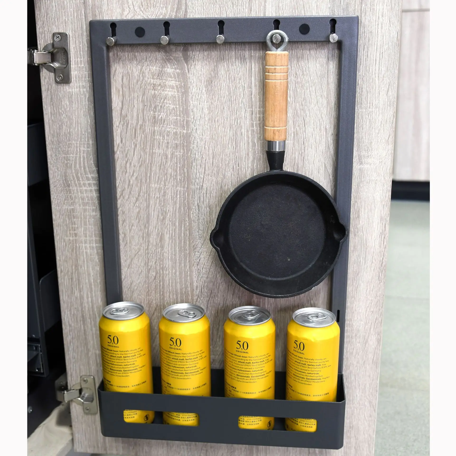 

Install simple snack cabinet door panel storage, hook door panel shelf, integrated frame door panel storage basket