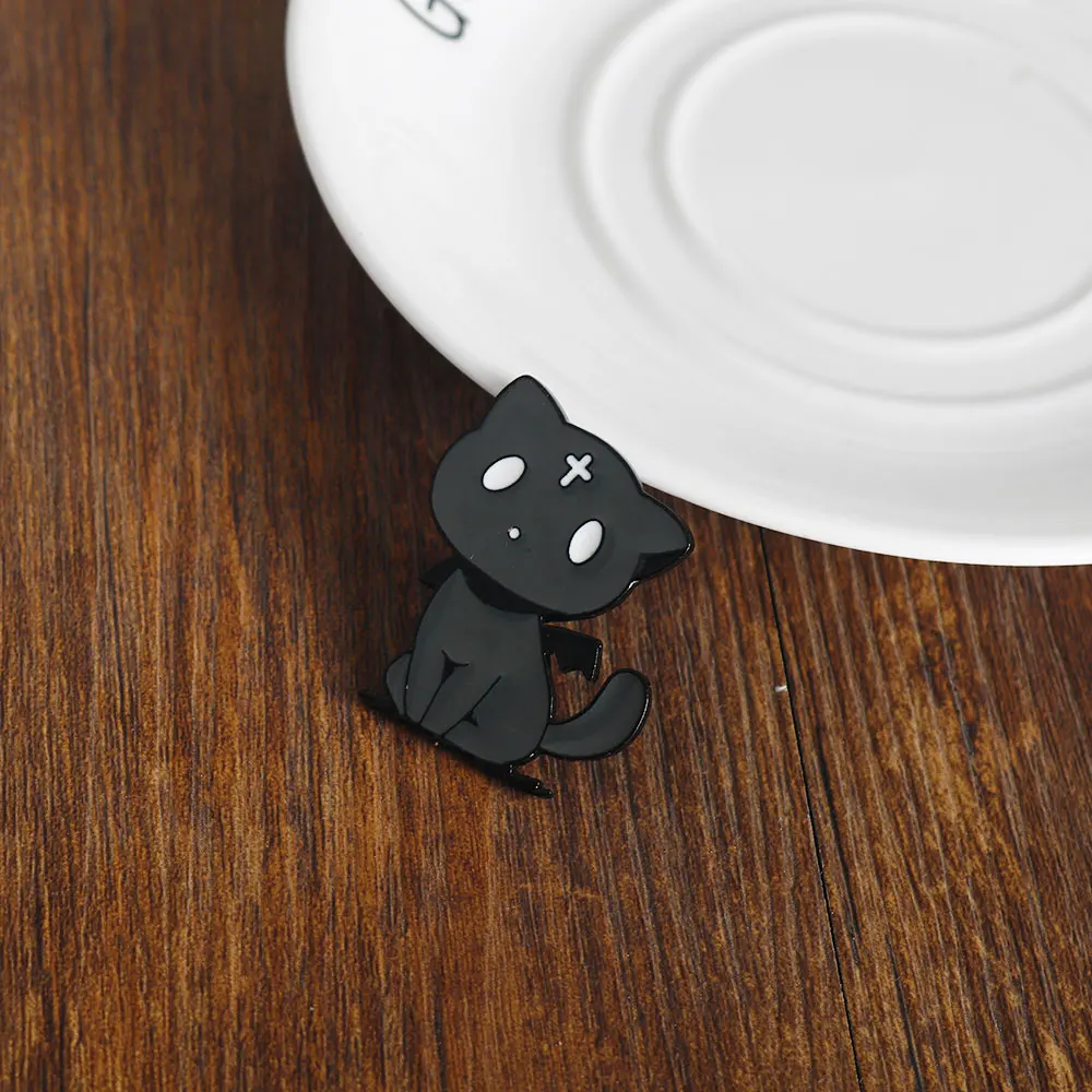 Lindo gato negro Chomsuke insignia broche Anime Kono Subarashi Sekai Ni Shukufuku Wo mago del arco Megumin's mascota Cosplay joyería regalo