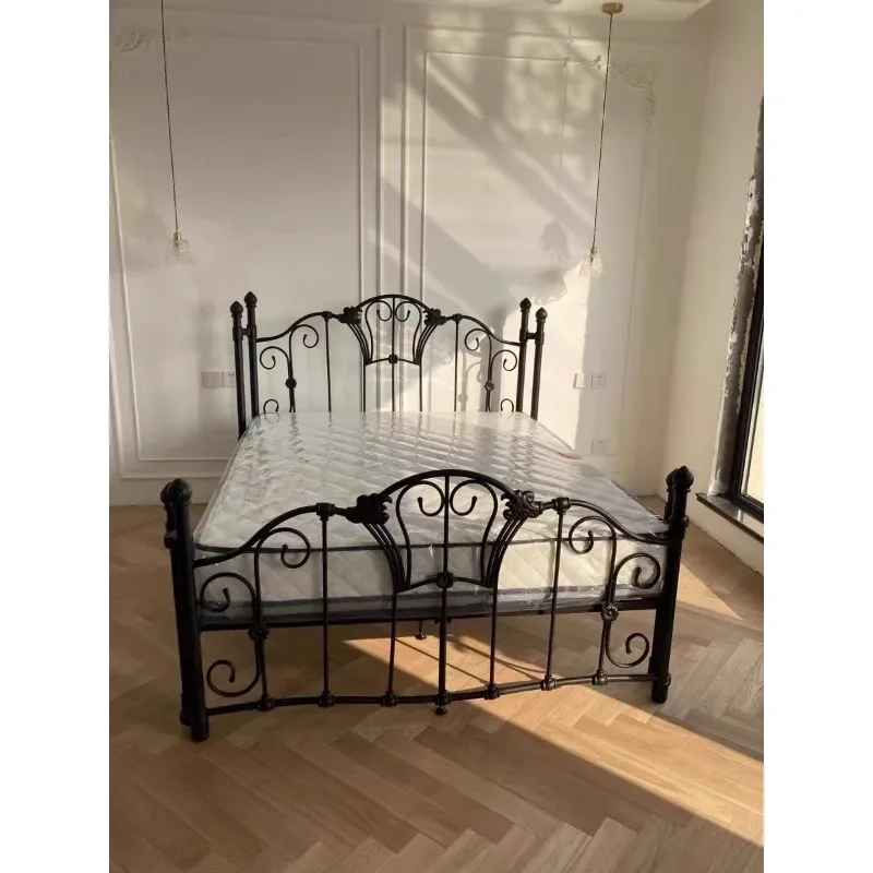 Wrought iron bed/high-grade European bed Iron frame bed/Wrought iron bed 1.5 White princess bed/bed frame Double bed 1.8 meters