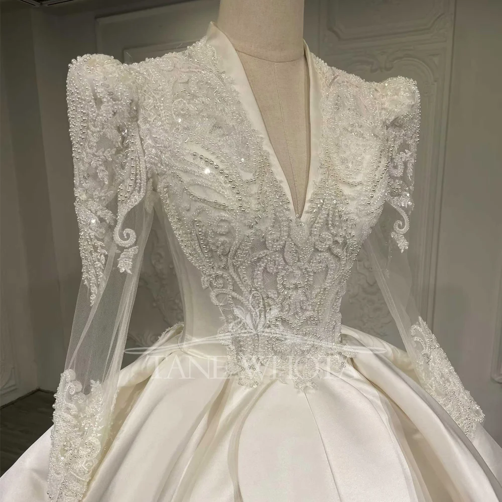 Abito da sposa a maniche lunghe con scollo a V in raso bianco avorio con lacci e buco della serratura sul retro con perline ricamate