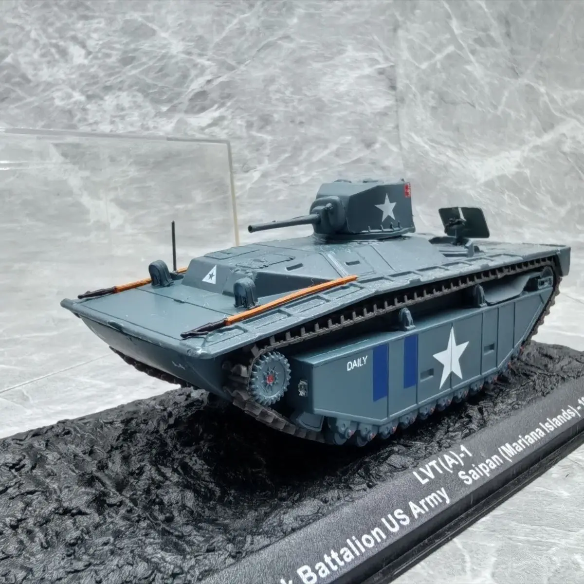 

Модель американского амфибийного танка LVTA1 1944 года в масштабе 1/72 (основной корпус из сплава + пластиковые детали)
