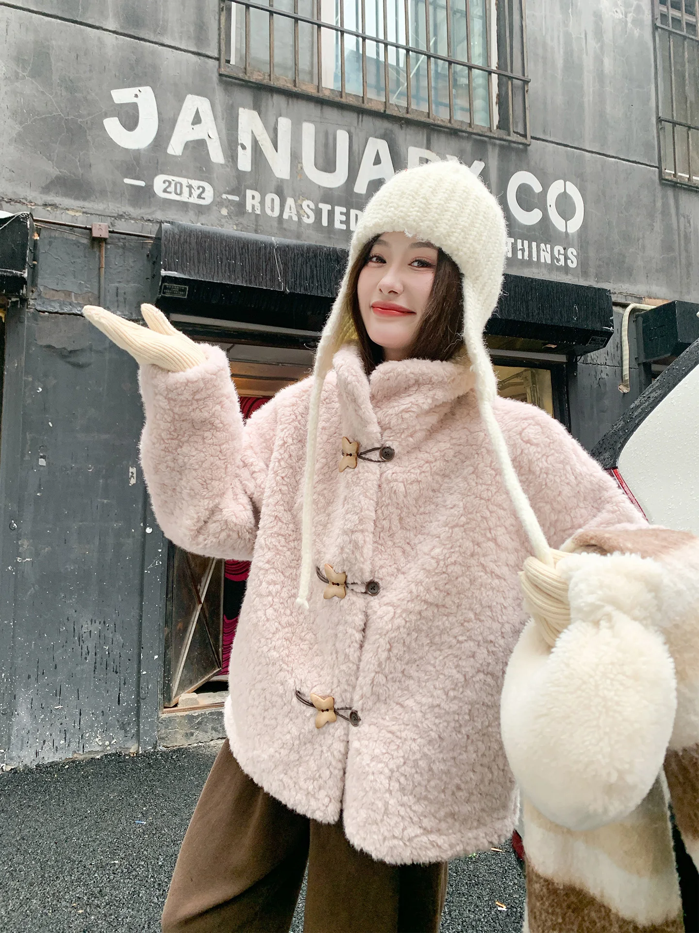 

Женская зимняя новая теплая свободная пушистая куртка Zeng Xiao из соленого розового меха ягненка, свободного кроя