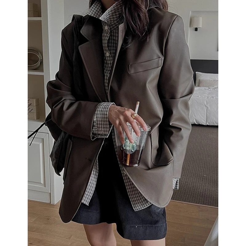 Schicker Herbst-Winter-Oberteil aus PU-Leder für Damen, lockere Passform, langer Sve-Anzugkragenmantel mit großen Ketten, trendige Oberbekleidung