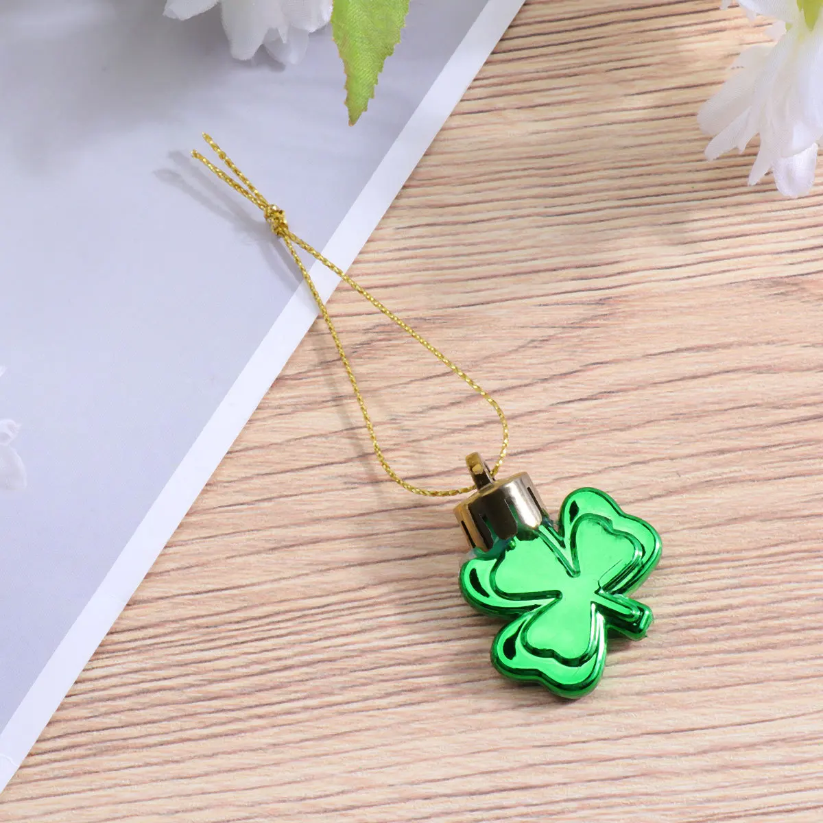 

12Pcs Shamrock Hanging Pendant St Patricks Day Party Carnival Decoration Plastic Clover Photo Props Patricks Day Hanging Pendant