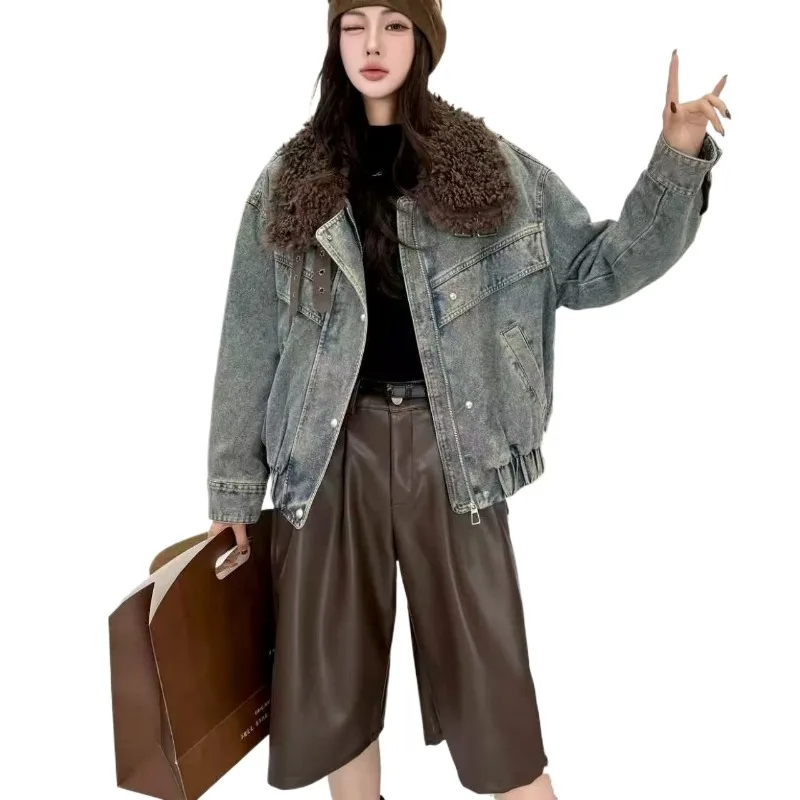 Zimowa moda uliczna, ciepła i stylowa kurtka z dużym kołnierzem, futro, nowa, zintegrowana, dżinsowa, krótka, retro kurtka z futrem.