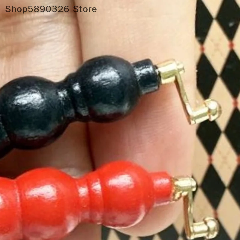 

Набор из двух моделей миниатюрных красных и черных шлифовальных машин 1:12, идеальный аксессуар для сцены ресторана кукольного домика.