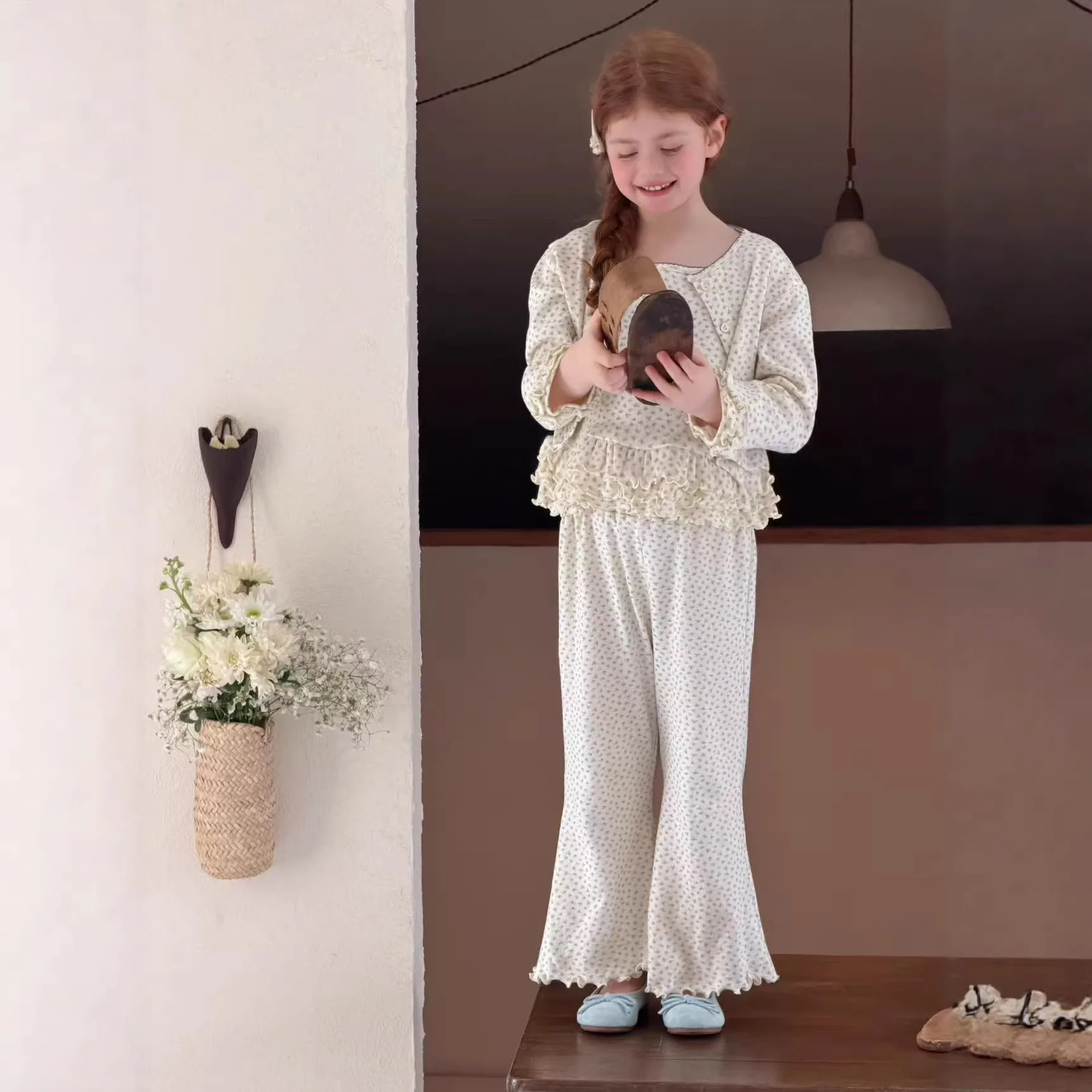 

Girls Floral Set 2026 Spring Autumn New Girls Lace Suspender Base Top Cardigan Flared Pant Three Piece Set