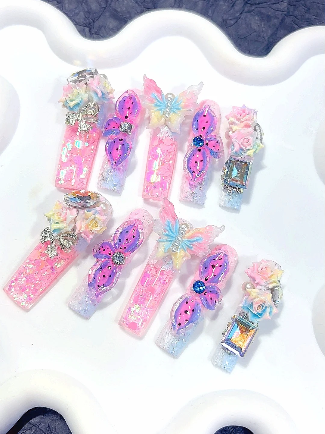 Stampa sulle unghie in resina rosa pastello e blu - Accenti di strass rosa farfalla 3D Unghie finte fatte a mano per le donne (O016)