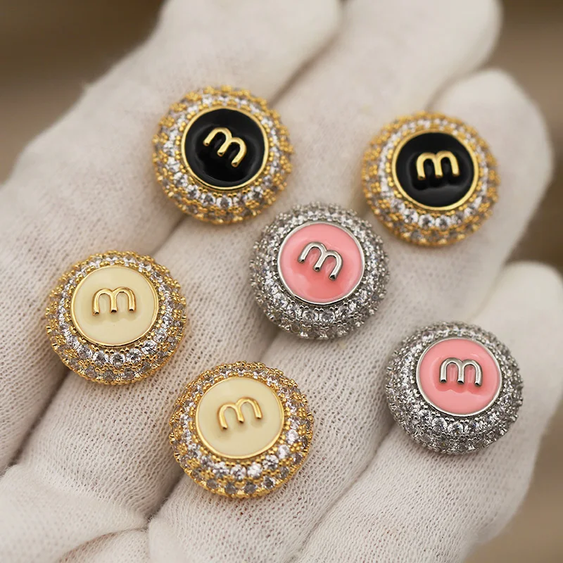 New Sight Design Crystal Letter M Stud Earrings for Women Fashion Brand Brand Elegant Zirconia Jewelry Earrings Gift