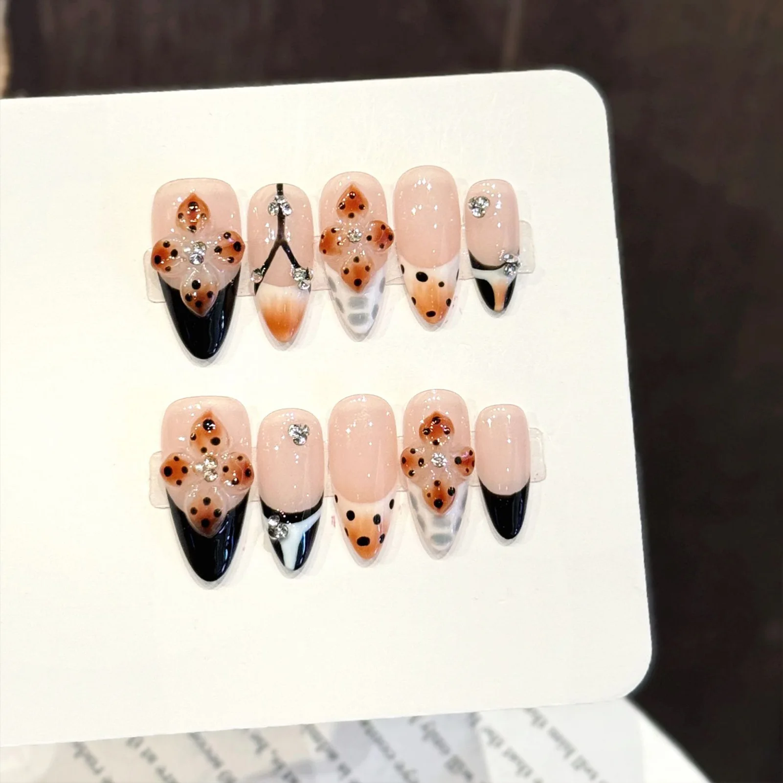 

10 шт. накладных ногтей ручной работы, нюдовые с леопардовым принтом, с 3D-цветами, форма миндалевидная, для вечеринок, свадеб и повседневной носки