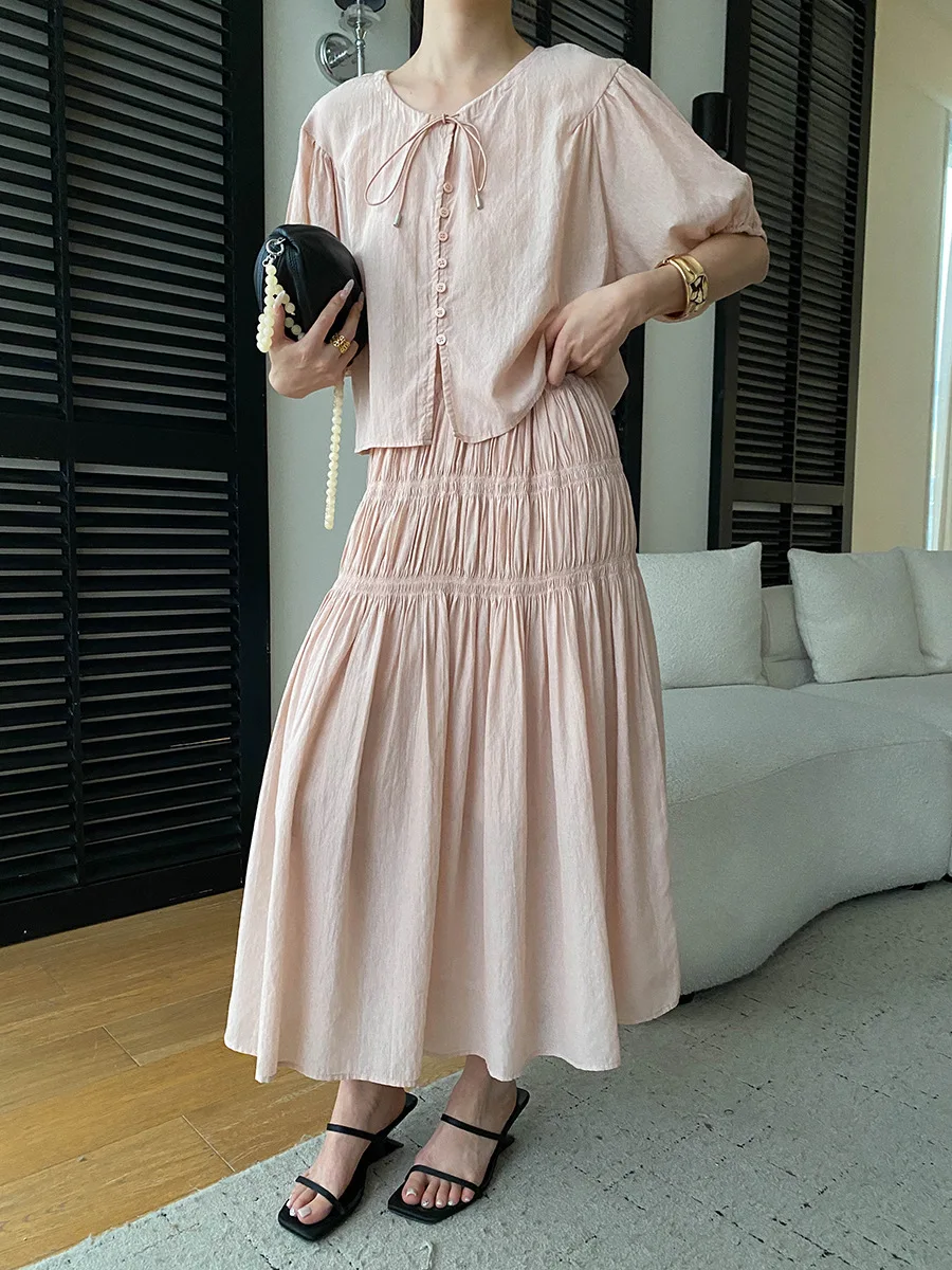 Sommerliches Damen-Set: Lässiges, einfarbiges, französisches Spitzenhemd mit kurzen Ärmeln und plissiertem, elastischem Rock mit hoher Taille – Detail 20