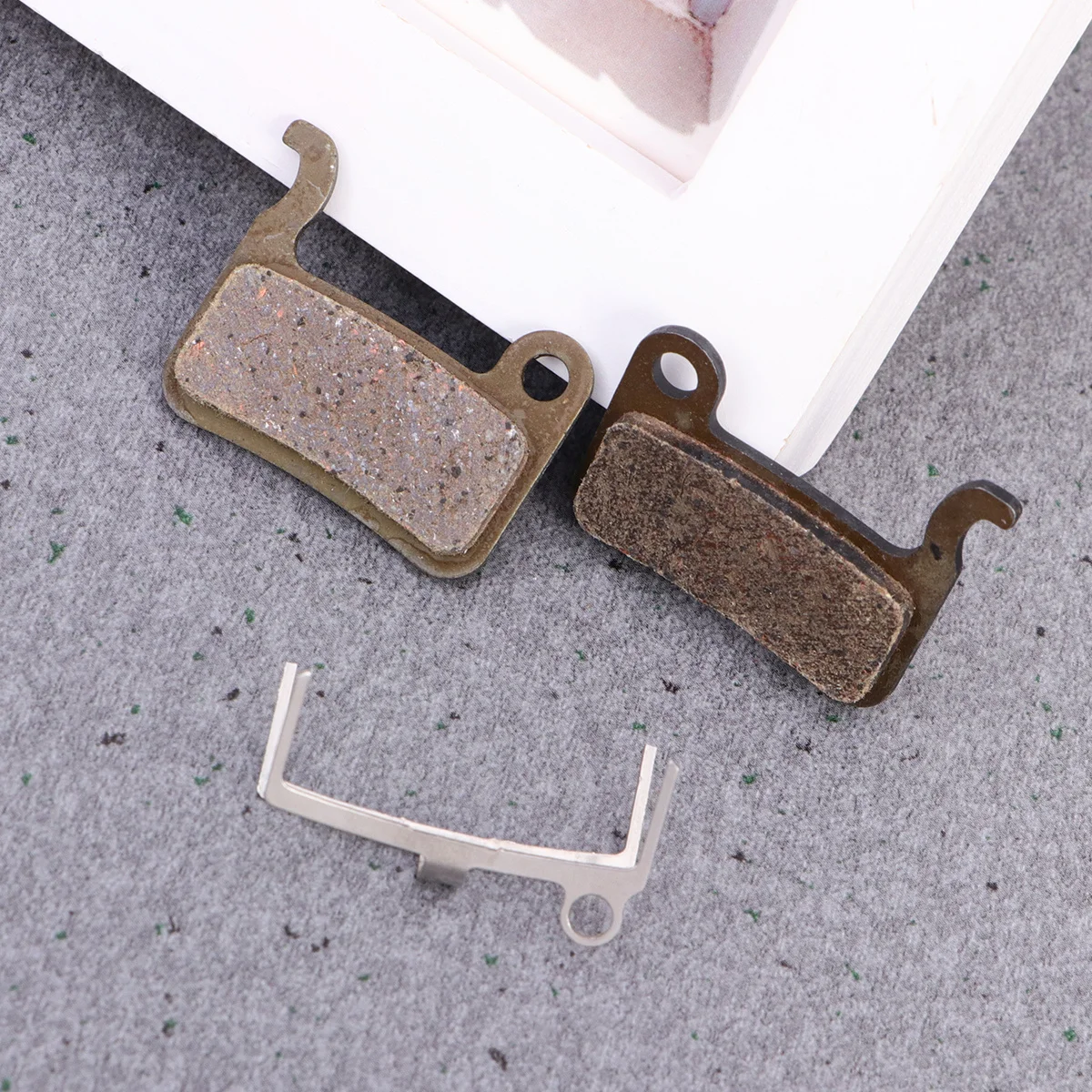 

2Sets Resin Brake Pads for High Temperature Resistance Wear Resistant Quiet Brake Cushion Long Life Power Control