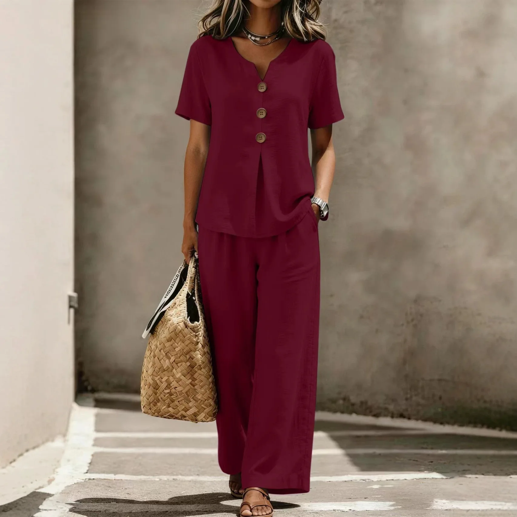 Elegantes Damen-Freizeitoutfit: Kurzärmliges Oberteil mit Modischem V-Ausschnitt und Knopfleiste, Passende Hose