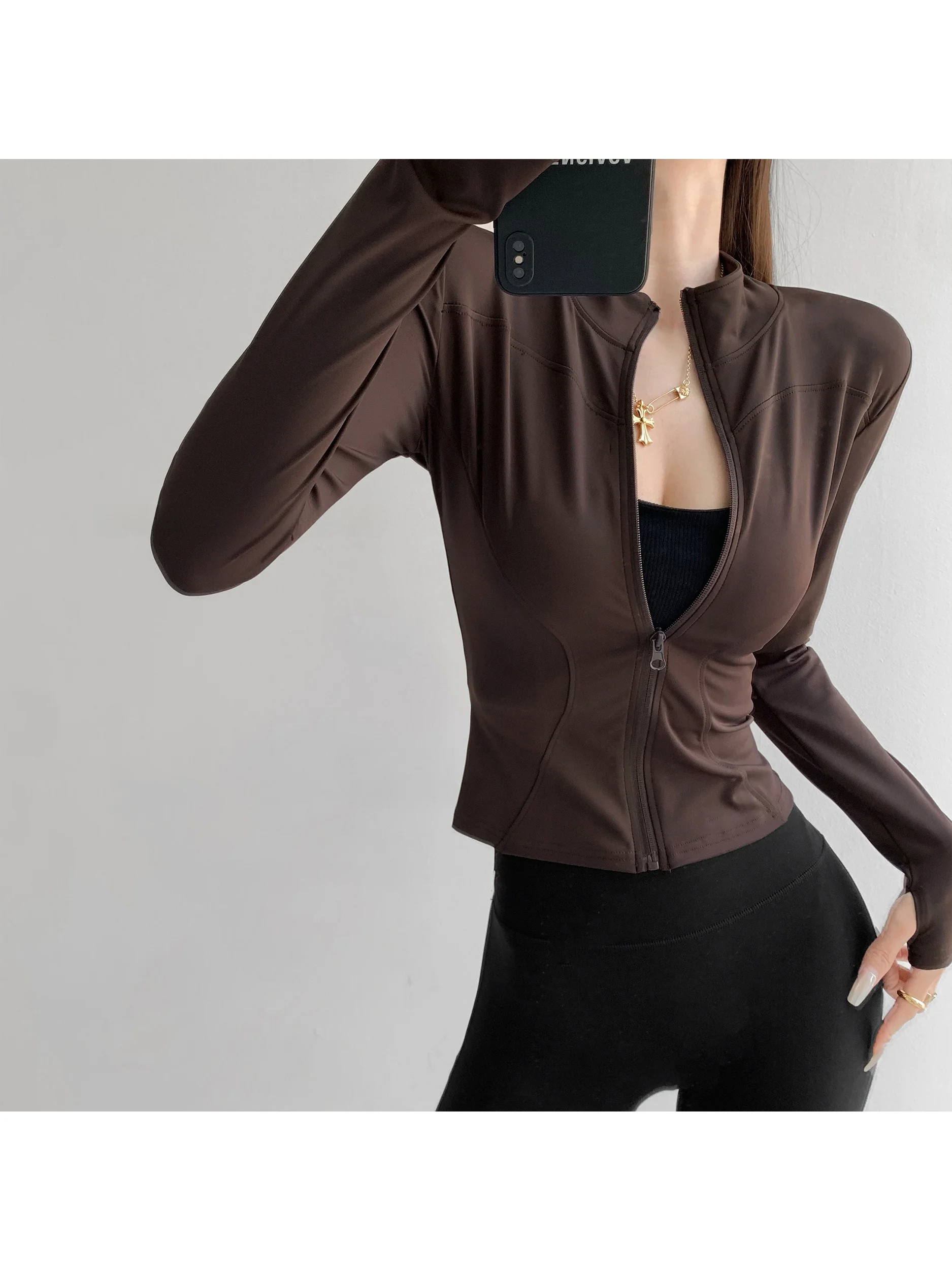 

Comfortable Fitting Long Sleeve Zipper Breathable Yoga Wear Street Style Short Coat for Women Tight Body Contouring Design